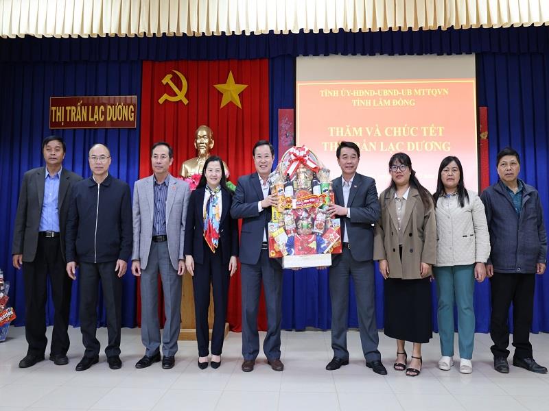 Chủ tịch Ủy ban MTTQ Việt Nam tỉnh Phạm Triều tặng quà Tết cho Đảng bộ, chính quyền thị trấn Lạc Dương