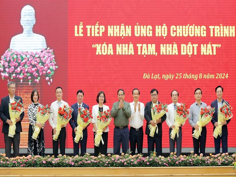 Thủ tướng Phạm Minh Chính và Quyền Bí thư Tỉnh ủy Lâm Đồng Nguyễn Thái Học tặng hoa cảm ơn đại diện các tập đoàn, doanh nghiệp ủng hộ Chương trình Xoá nhà tạm, nhà dột nát tại Lâm Đồng ngày 25/8/2024. Ảnh: Chính Thành
