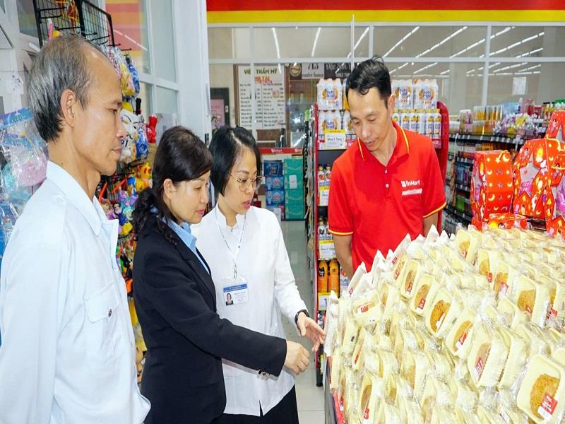 Đoàn kiểm tra liên ngành về ATTP trong dịp Tết Trung thu năm 2024 của tỉnh kiểm tra cơ sở sản xuất bánh trung thu tại Đức Trọng