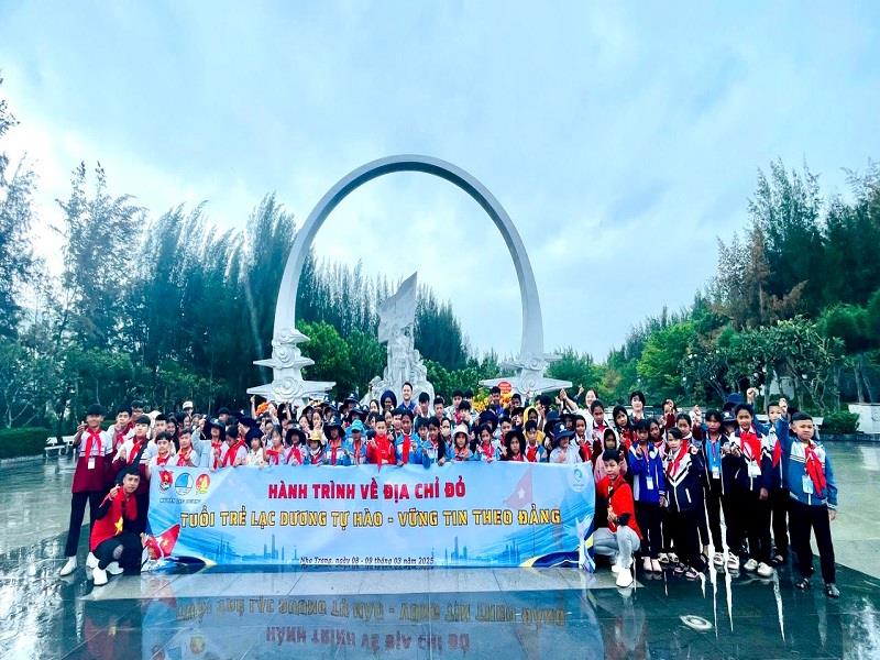 Cán bộ, đoàn viên, thanh niên và các đại biểu thiếu nhi của huyện Lạc Dương tìm hiểu truyền thống, những câu chuyện lịch sử về sự kiện Gạc Ma
