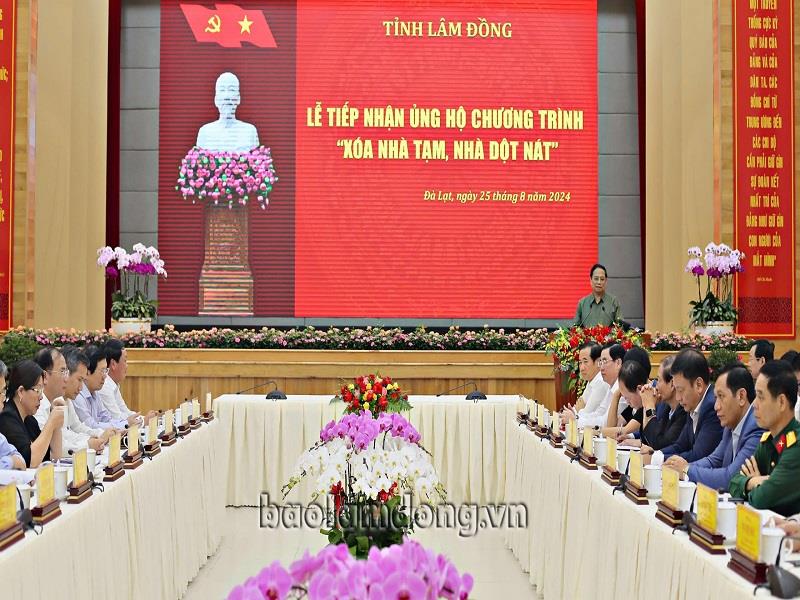 Quang cảnh Lệ tiếp nhận ủng hộ Chương trình Xóa nhà tạm, nhà đột nát tỉnh Lâm Đồng
