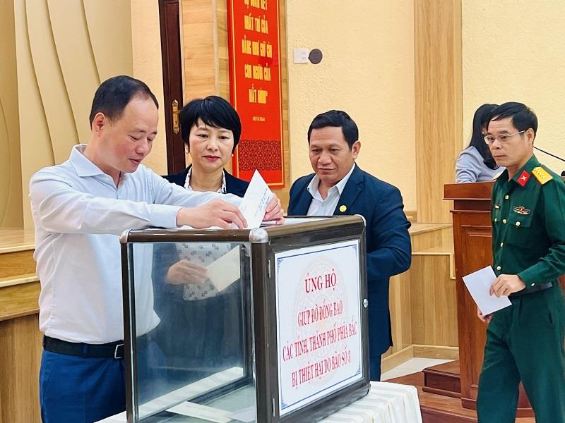 Các đồng chí lãnh đạo tham gia ủng hộ Quỹ Xoá nhà tạm, nhà dột nát tỉnh Lâm Đồng
