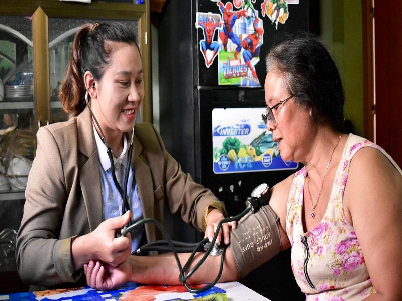 Chị Gluyết tận tình thăm khám sức khỏe cho bà con