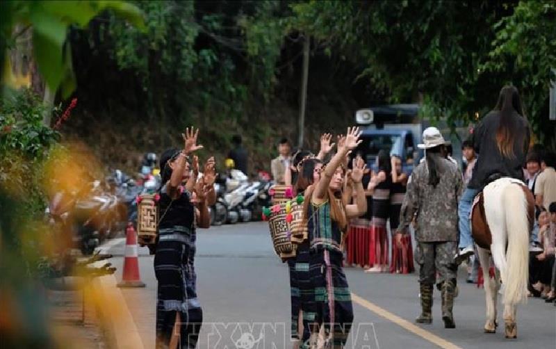 Các nghệ nhân người Cill (huyện Lạc Dương, Lâm Đồng) biểu diễn múa xoang và cồng chiêng trong tối khai mạc “Cung đường nghệ thuật Đà Lạt - mùa 2”