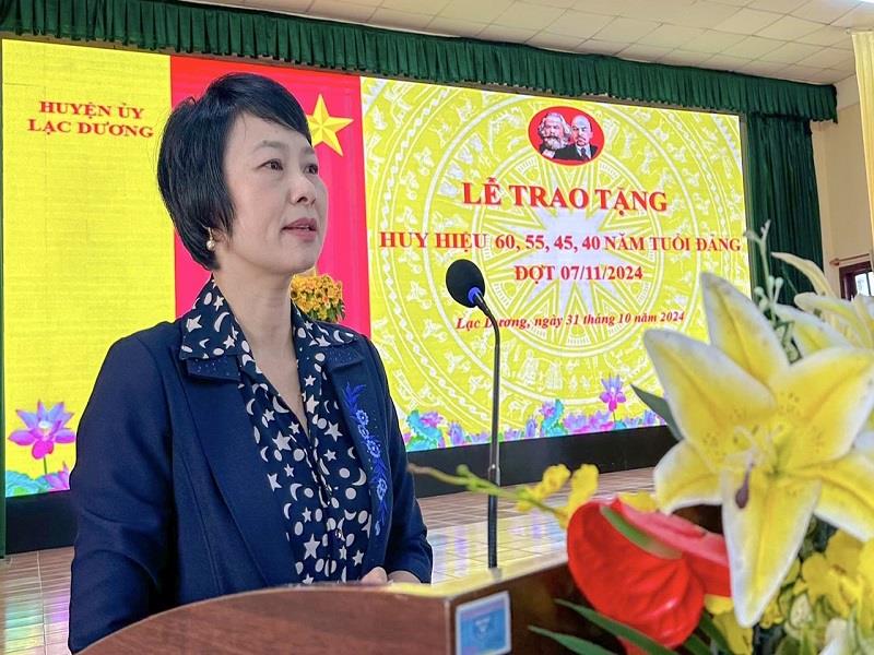 Đồng chí Phạm Thị Phúc - Phó Bí thư Tỉnh ủy, Chủ tịch HĐND tỉnh phát biểu chúc mừng các đảng viên được trao Huy hiệu Đảng