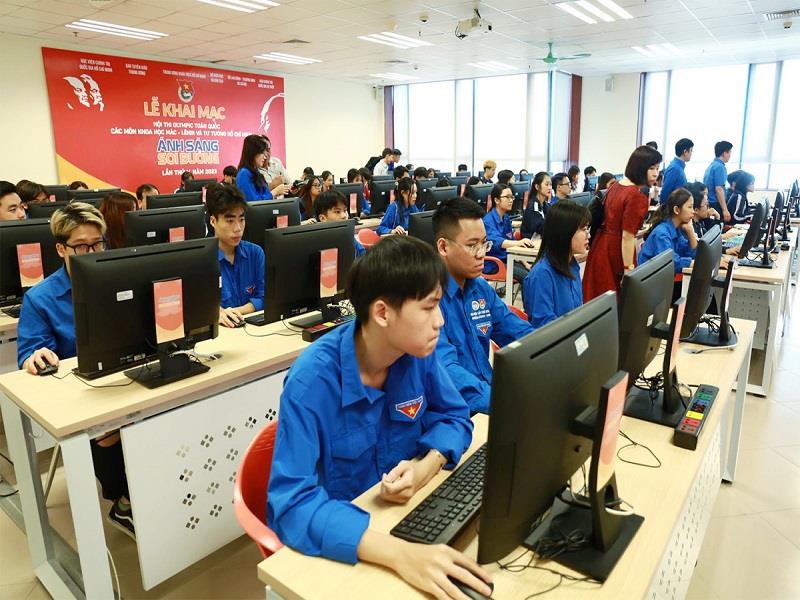 Sinh viên tham gia vòng thực hành trắc nghiệm trực tuyến tại Hội thi Olympic toàn quốc các môn khoa học Mác - Lênin và tư tưởng Hồ Chí Minh “Ánh sáng soi đường” lần thứ V, năm 2023.