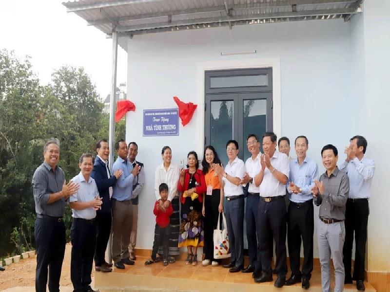 Báo Đảng miền Trung-Tây Nguyên trao nhà tặng hộ nghèo tại huyện Lạc Dương, Lâm Đồng.