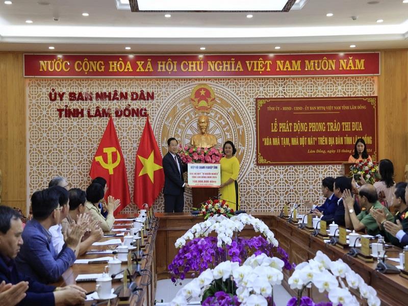 Hiệp hội Doanh nghiệp tỉnh ủng hộ Quỹ Vì người nghèo