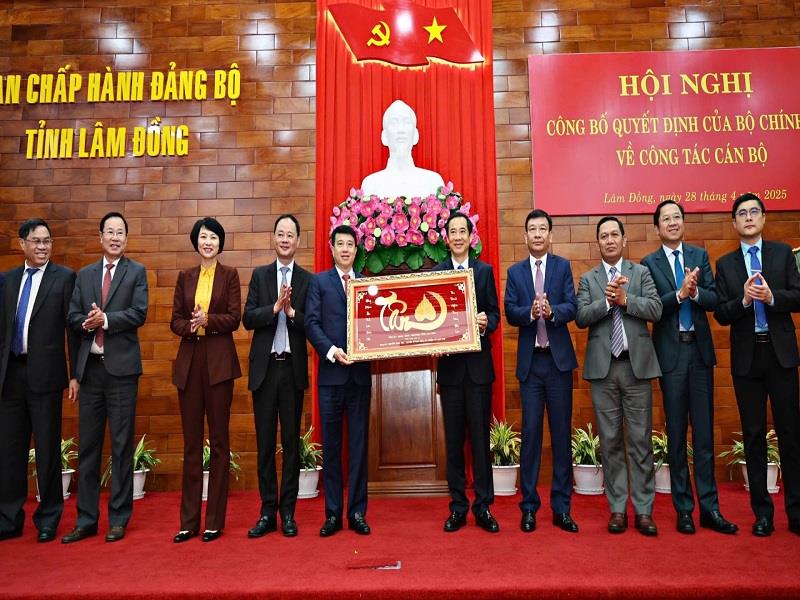 Đồng chí Y Thanh Hà Niê Kđăm - Ủy viên Trung ương Đảng, tân Bí thư Tỉnh ủy Lâm Đồng cùng Ban Thường vụ Tỉnh ủy Lâm Đồng tặng quà cho đồng chí Nguyễn Thái Học - Nguyên Quyền Bí thư Tỉnh uỷ Lâm Đồng được Bộ Chính trị phân công nhiệm vụ mới