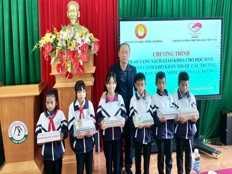 Trao tặng sách giáo khoa cho học sinh Trường Tiểu học Đạ Nhim