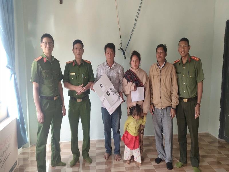 Tặng quà cho gia đình ông bà Nguyễn Quang Cảnh - Bon Niêng K'Ran trong ngôi nhà vừa được xây dựng