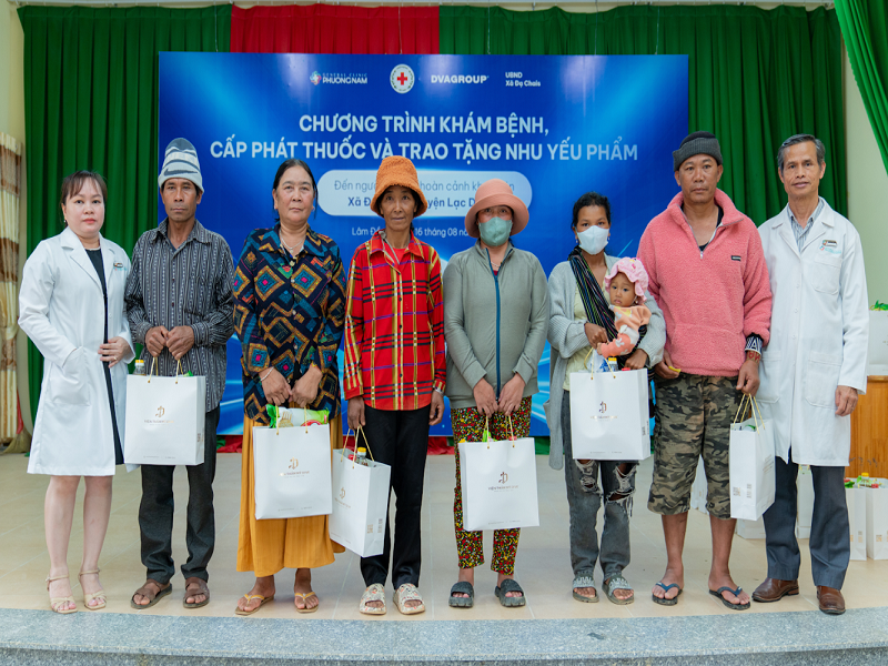 Hơn 100 người dân xã Đạ Chais, huyện Lạc Dương được các y bác sĩ Đa khoa Phương Nam thăm khám, cấp thuốc miễn phí