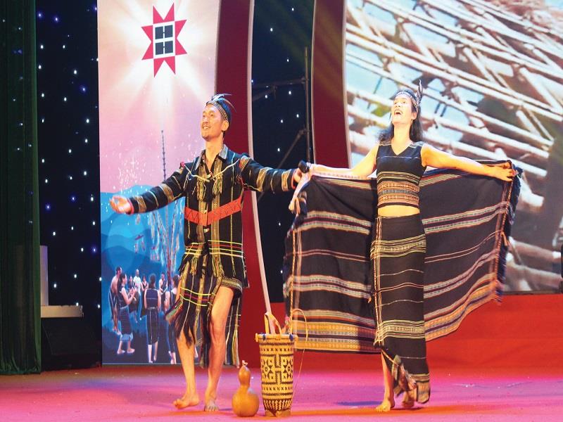 Tiết mục Nhắn gửi yêu thương - dân ca K'Ho mang về cho Rơ Ông K'Gem huy chương Vàng tại Hội thi Diễn xướng dân gian văn hóa các dân tộc Việt Nam