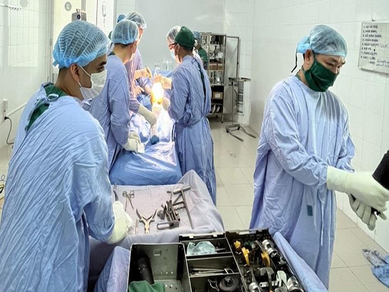 Bệnh viện Đa khoa Lâm Đồng triển khai kỹ thuật thay khớp gối nhân tạo cho bệnh nhân cao tuổi