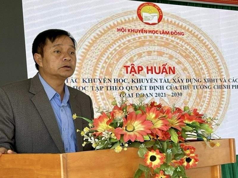 Ông Cil Poh - Phó Chủ tịch UBND huyện, Trưởng Ban Chỉ đạo xây dựng XHHT huyện Lạc Dương phát biểu khai mạc hội nghị