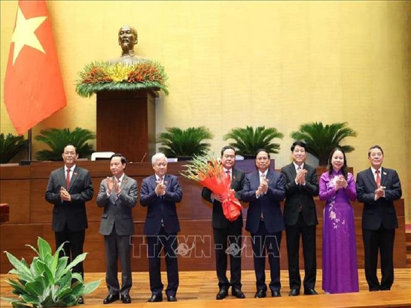 Thủ tướng Phạm Minh Chính và các đồng chí lãnh đạo Đảng, Nhà nước tặng hoa chúc mừng Chủ tịch Quốc hội Trần Thanh Mẫn. (Ảnh: TTXVN)