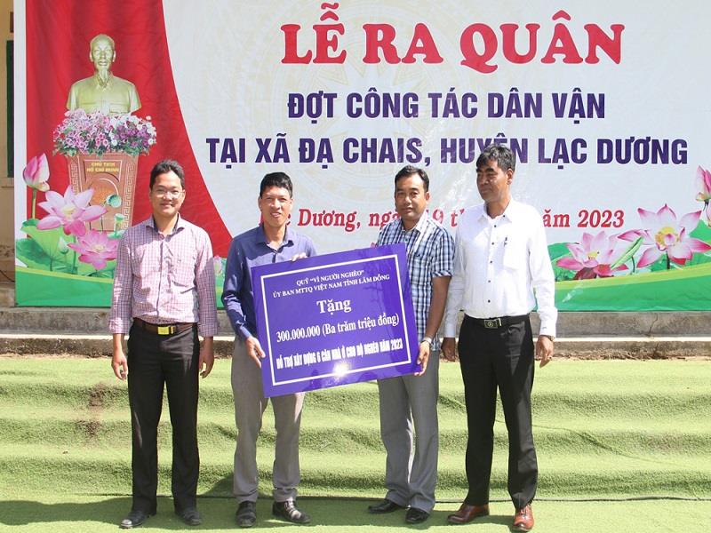 Trao bảng hỗ trợ kinh phí xây dựng nhà ở cho hộ khó khăn tại Đạ Chais trong đợt công tác dân vận tập trung trên địa bàn