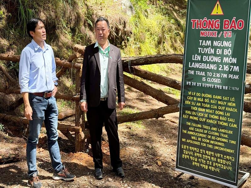 Khu du lịch tạm ngưng tuyến đi bộ khám phá núi Lang Biang. Tuy nhiên, dãy núi Lang Biang còn nhiều đường mòn lên núi du khách đi tự phát, rất khó quản lý