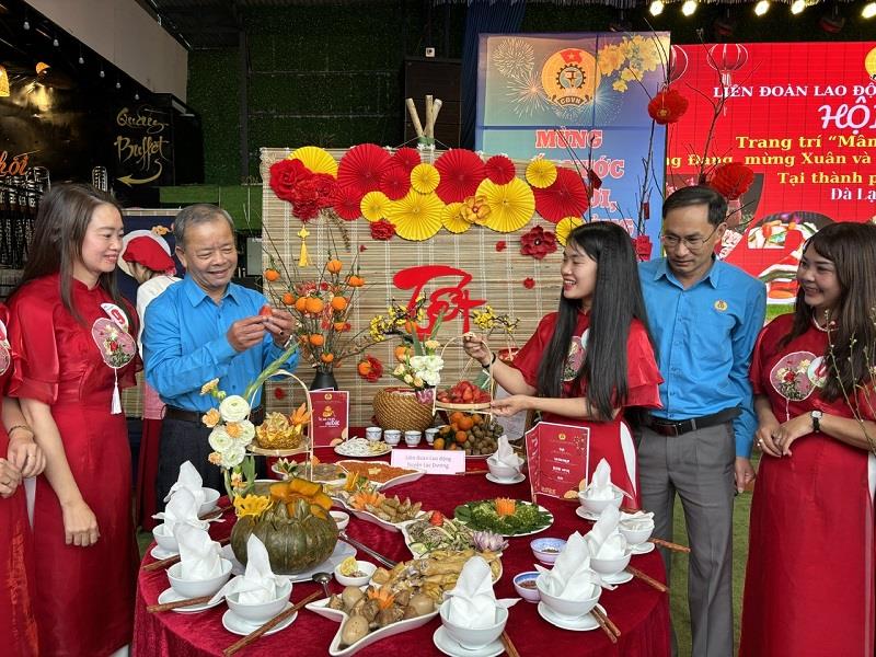 Trong Hội thi xuất hiện sản phẩm nông sản đặc thù Lâm Đồng như hồng, dâu...