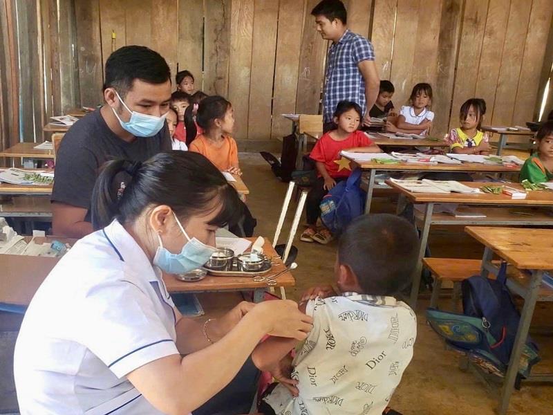 Tiêm chủng phòng bệnh sởi cho trẻ em trong trường học ở vùng sâu huyện Đam Rông