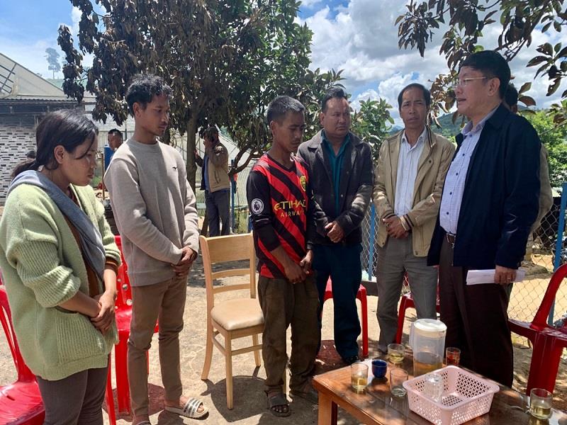 Chủ tịch UBND huyện Lạc Dương Bùi Thế thăm hỏi và động viên gia đình ông Lơ Mu Ha Hai