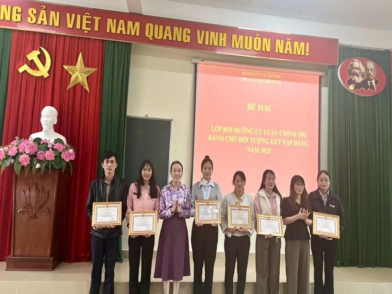 Ban Tổ chức tặng Giấy khen cho các học viên đạt thành tích xuất sắc qua đợt bồi dưỡng