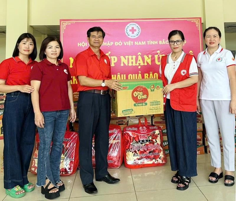 Hội CTĐ tỉnh Lâm Đồng trao hàng hóa và tiền hỗ trợ hộ nghèo tại Bắc Giang