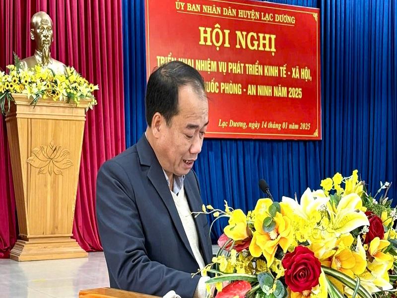 Phó Chủ tịch UBND huyện Lê Chí Quang Minh trình bày Dự thảo Kế hoạch Phát triển kinh tế - xã hội, đảm bảo quốc phòng - an ninh năm 2025