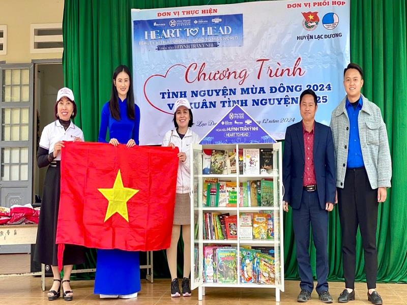 Hoa hậu Huỳnh Trần Ý Nhi và các nhà tài trợ trao tặng tủ sách cho Trường Tiểu học - THCS Long Lanh