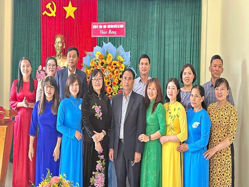 Lãnh đạo huyện Lạc Dương tặng hoa chúc mừng và chụp hình lưu niệm với Ban Thường vụ Hội LHPN huyện
