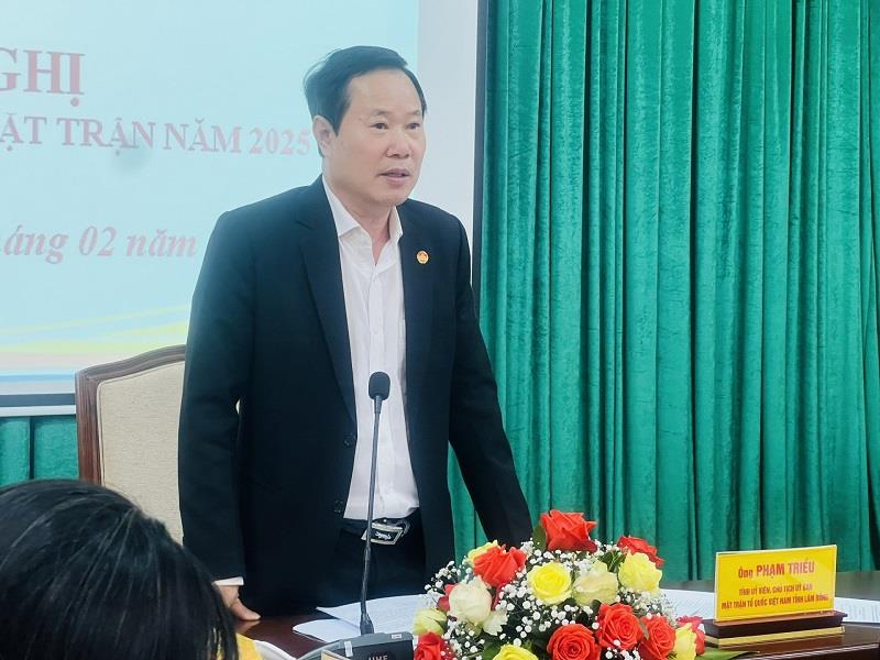 Đồng chí Phạm Triều - Chủ tịch Ủy ban MTTQ Việt Nam tỉnh phát biểu tại Hội nghị