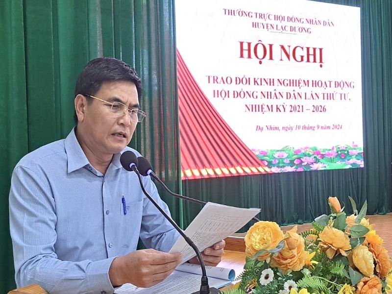 Đồng chí Đỗ Khắc Lợi - Phó Chủ tịch HĐND huyện phát biểu tại hội nghị