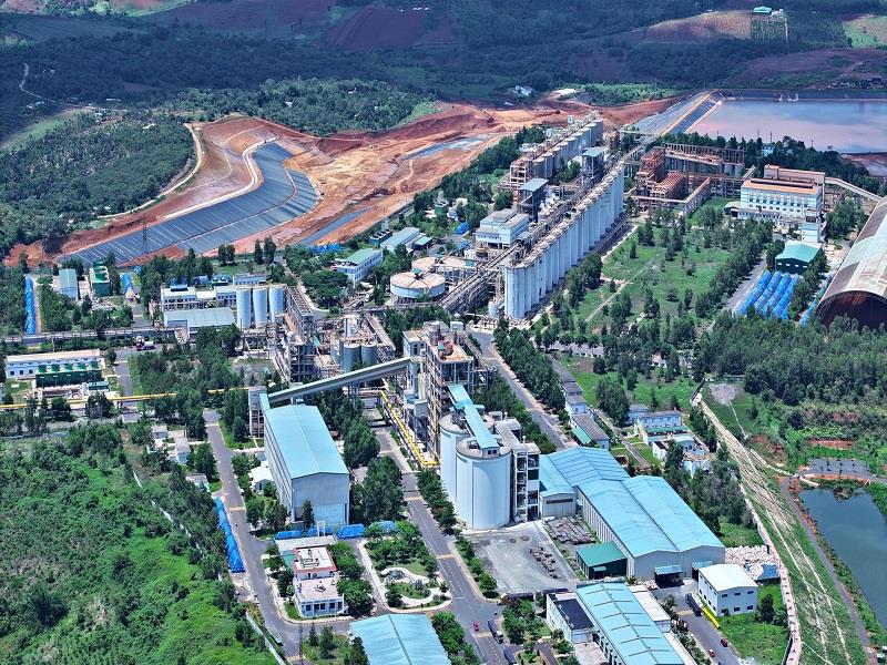 Sau sáp nhập, tỉnh Lâm Đồng mới có nhiều lợi thế với trữ lượng khoáng sản bô xít, titan lớn nhất cả nước. Trong ảnh: Nhà máy Alumin Nhân Cơ, tỉnh Đắk Nông hiện nay
