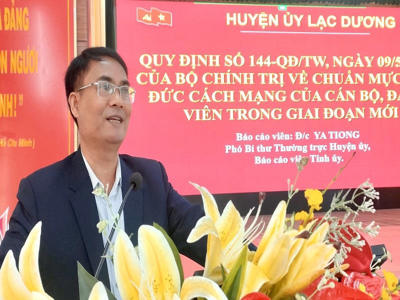 Đồng chí Ya Tiong - Phó Bí thư Thường trực Huyện ủy Lạc Dương quán triệt Quy định số 144