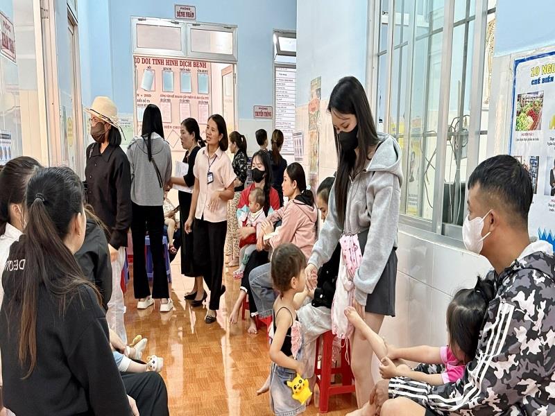 Người dân xã Đại Lào (TP Bảo Lộc) đưa trẻ đến Trạm Y tế tiêm chủng định kỳ để phòng các bệnh truyền nhiễm