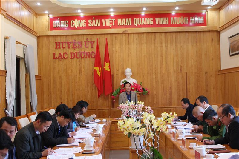 Đồng chí Phạm Triều - TUV, Bí thư Huyện ủy, Trưởng Tiểu ban Văn kiện phát biểu chỉ đạo tại cuộc họp