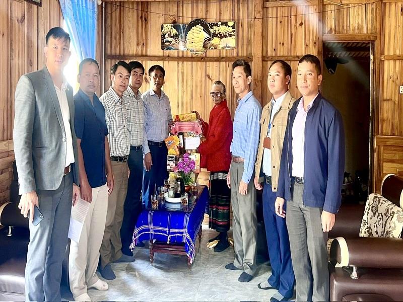 Đoàn công tác thăm, tặng quà bà Liêng Hót K Srang là gia đình có công với cách mạng