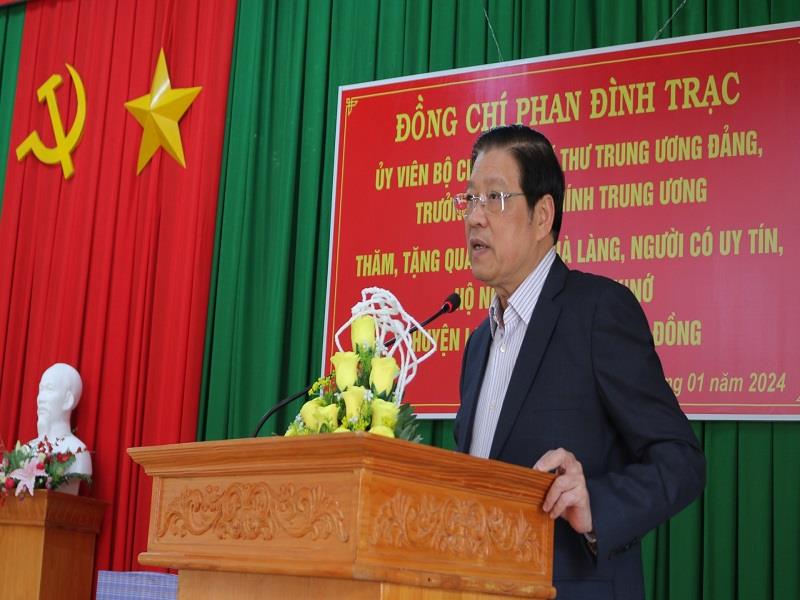 Đồng chí Phan Đình Trạc - Ủy viên Bộ Chính trị, Bí thư Trung ương Đảng, Trưởng Ban Nội chính Trung ương gửi lời chúc mừng năm mới đến Đảng bộ, Chính quyền, Nhân dân xã Đưng K’Nớ và huyện Lạc Dương