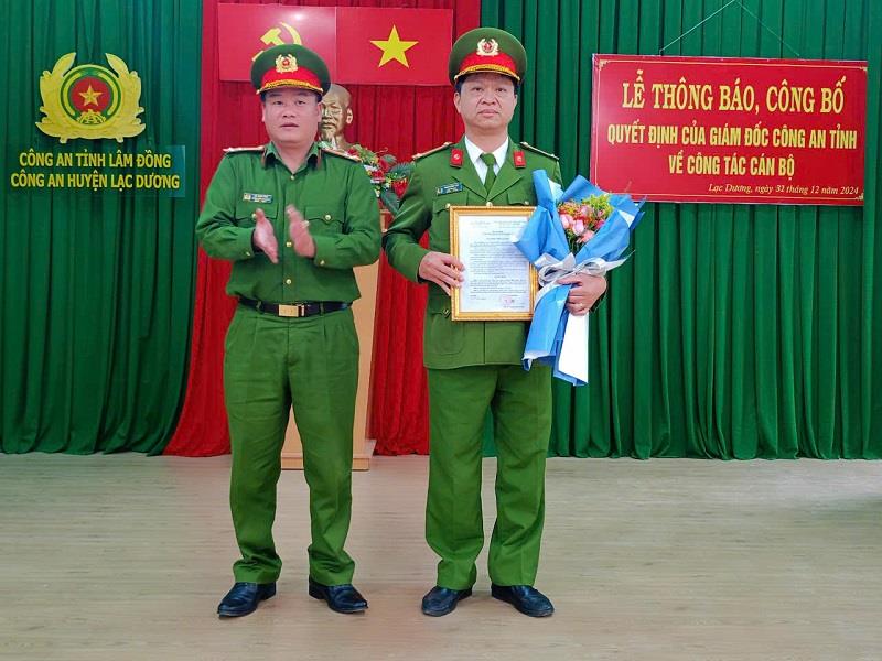 Thượng tá Hà Xuân Tùng trao Quyết định cho đồng chí Trung tá Phạm Đình Thái