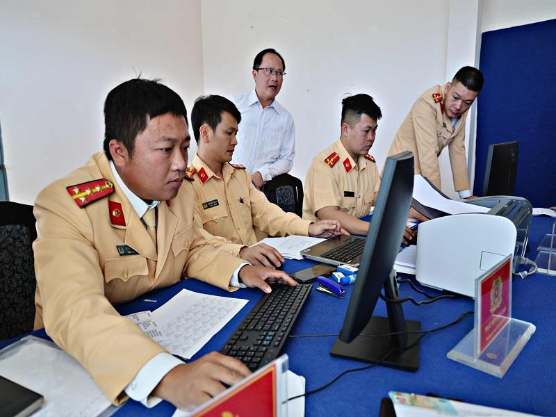Đội sát hạch, cấp giấy phép lái xe, Phòng Cảnh sát Giao thông, Công an tỉnh Lâm Đồng đang hoạt động hết công suất để giải quyết việc đổi, cấp lại giấy phép lái xe cho người dân tại trụ sở mới tại số 53, đường Hùng Vương (Phường 9, TP Đà Lạt)