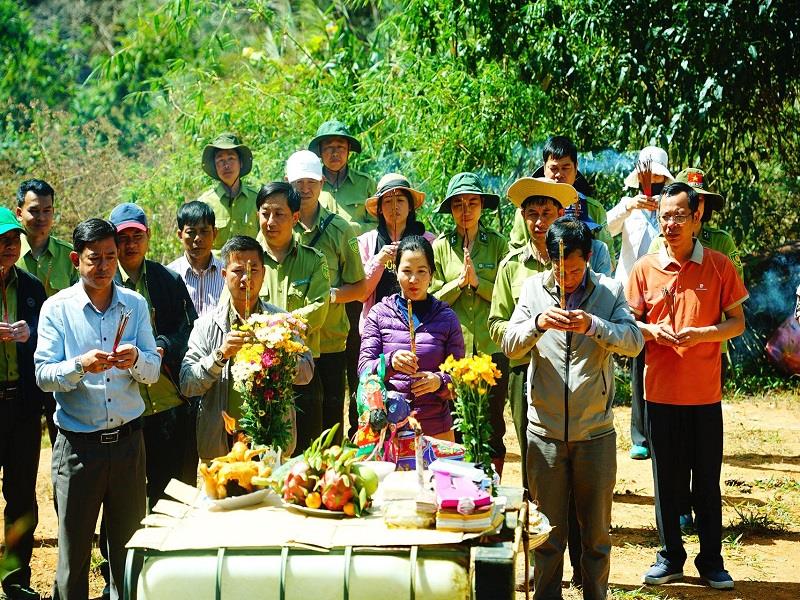 Lãnh đạo Huyện ủy, Chi cục Kiểm lâm và Vườn Quốc gia Bidoup-Núi Bà thực hiện nghi thức cúng rừng đầu năm, một tục lệ thường niên tại các địa phương có rừng