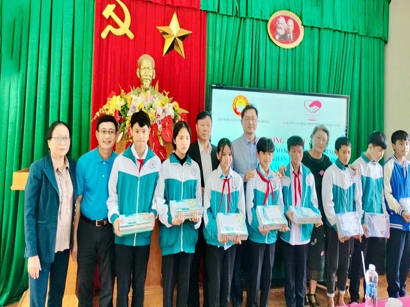 Trao tặng sách giáo khoa cho học sinh Trường THCS-THPT Đạ Nhim