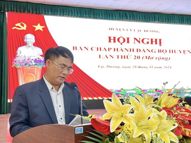 Đồng chí Ya Tiong – Phó Bí thư Thường trực Huyện ủy thông qua dự thảo Báo cáo tình hình kinh tế - xã hội, đảm bảo quốc phòng – an ninh, xây dựng Đảng và hệ thống chính trị năm 2024; mục tiêu, nhiệm vụ, giải pháp năm 2025