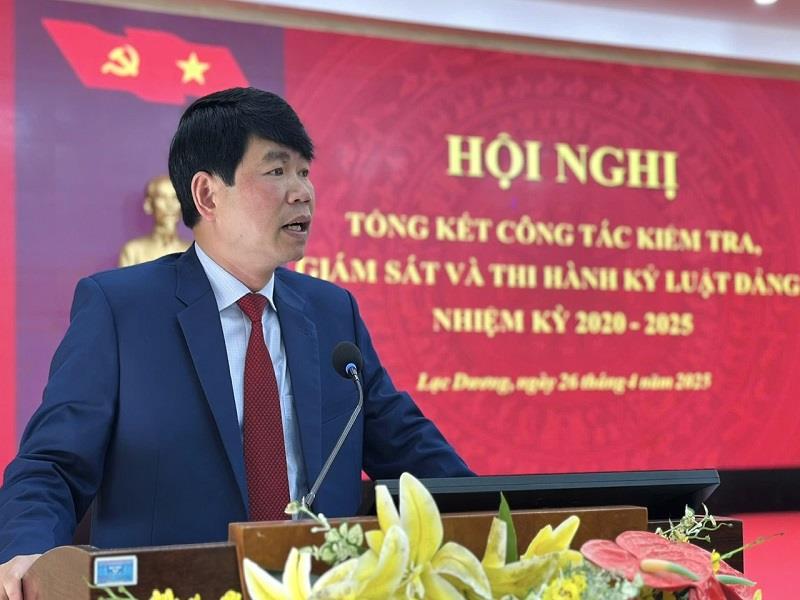 Chủ nhiệm Ủy ban kiểm tra Huyện ủy Lạc Dương Bùi Quốc Huân báo cáo tổng kết công tác kiểm tra, giám sát, thi hành kỷ luật Đảng nhiệm kỳ 2020 - 2025