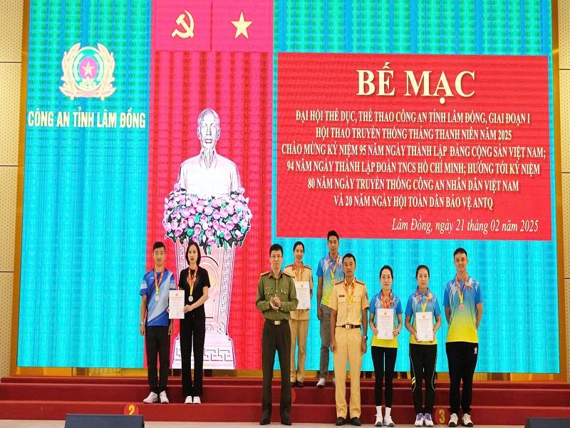 Thượng tá Phạm Thanh Hùng - Phó Giám đốc Công an tỉnh Lâm Đồng trao các giải thuộc nội dung môn cầu lông