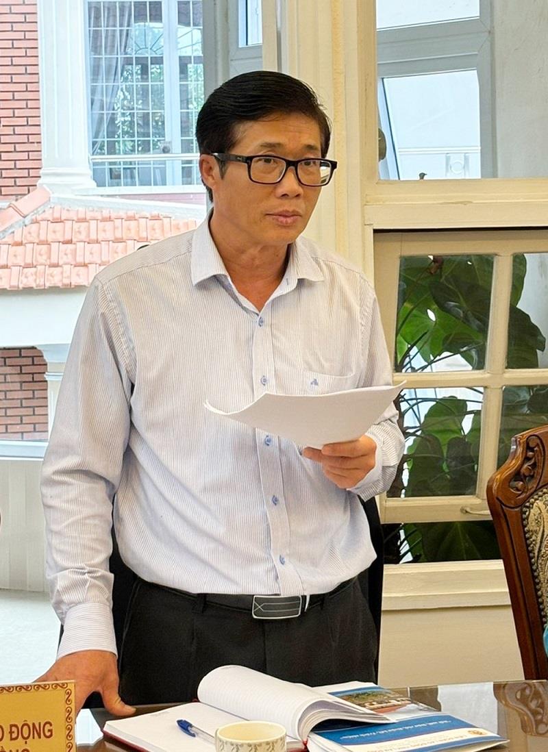 Ông Lê Ngọc Phúc - Phó Chủ tịch Thường trực Liên đoàn Lao động tỉnh Lâm Đồng báo cáo sơ bộ Đề án sáp nhập