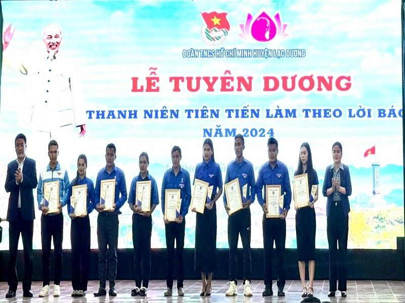 Chủ tịch UBND huyện Bùi Thế và Phó Trưởng Ban Dân vận Huyện ủy Trần Thị Thuyên trao Giấy chứng nhận cho các thanh niên tiên tiến làm theo lời Bác
