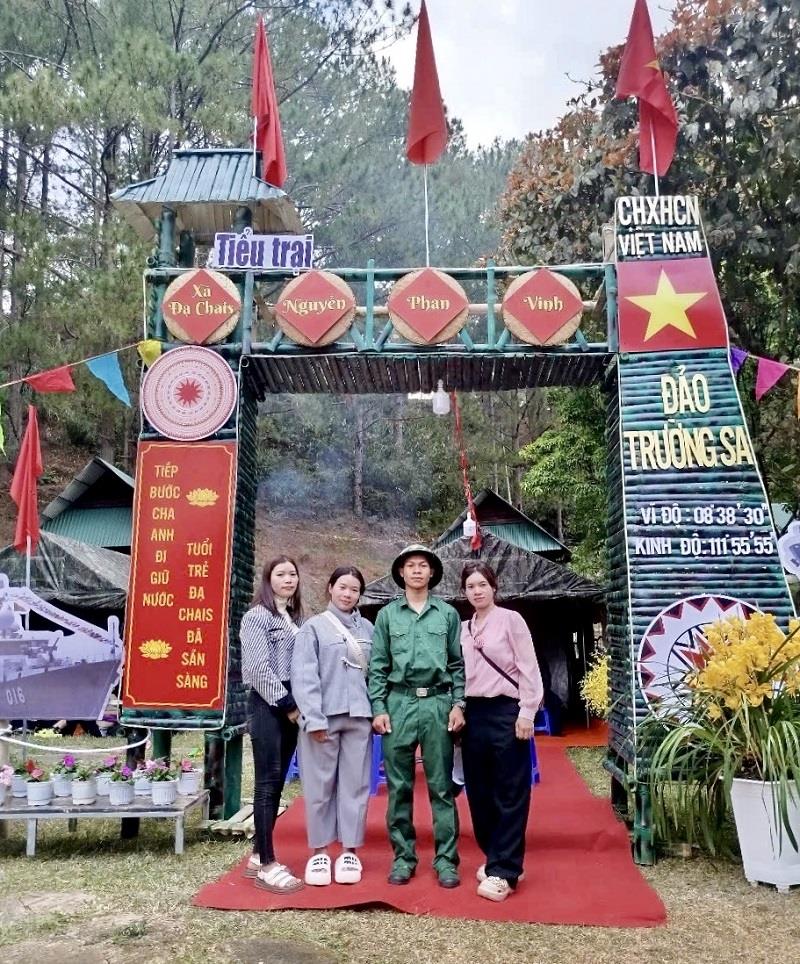 Tân binh Đa Du Ha Thi Gơ được các chị gái động viên tại Hội trại tòng quân