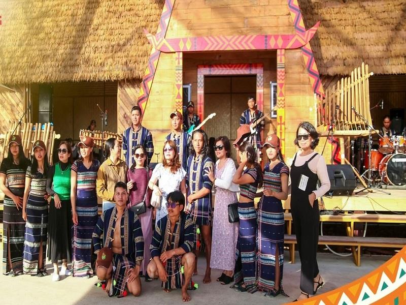 Du khách giao lưu văn hóa cồng chiêng tại Langbiang Land