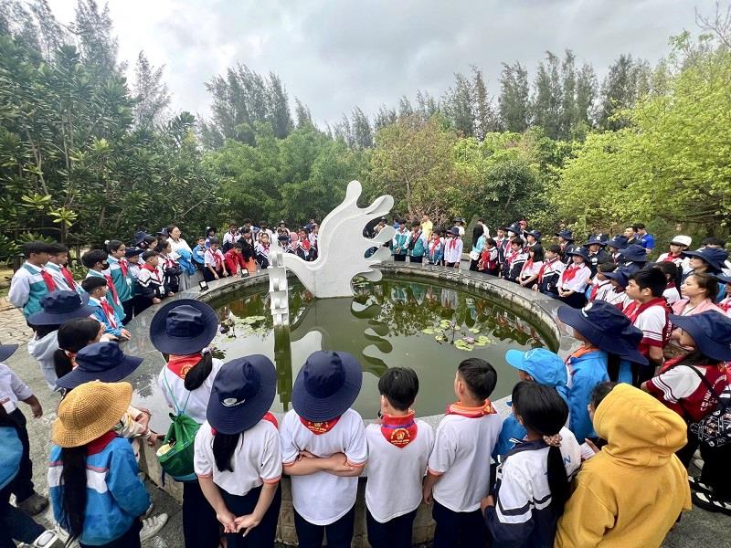 Tuổi trẻ huyện Lạc Dương tham quan và tìm hiểu ý nghĩa của những công trình kiến trúc tại Khu tưởng niệm chiến sĩ Gạc Ma